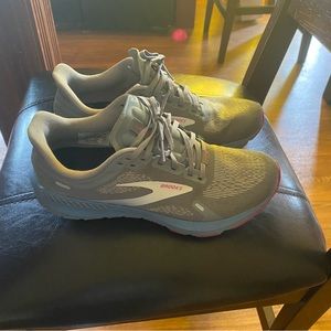 Brooks shoes size 9.. good condition worn twice